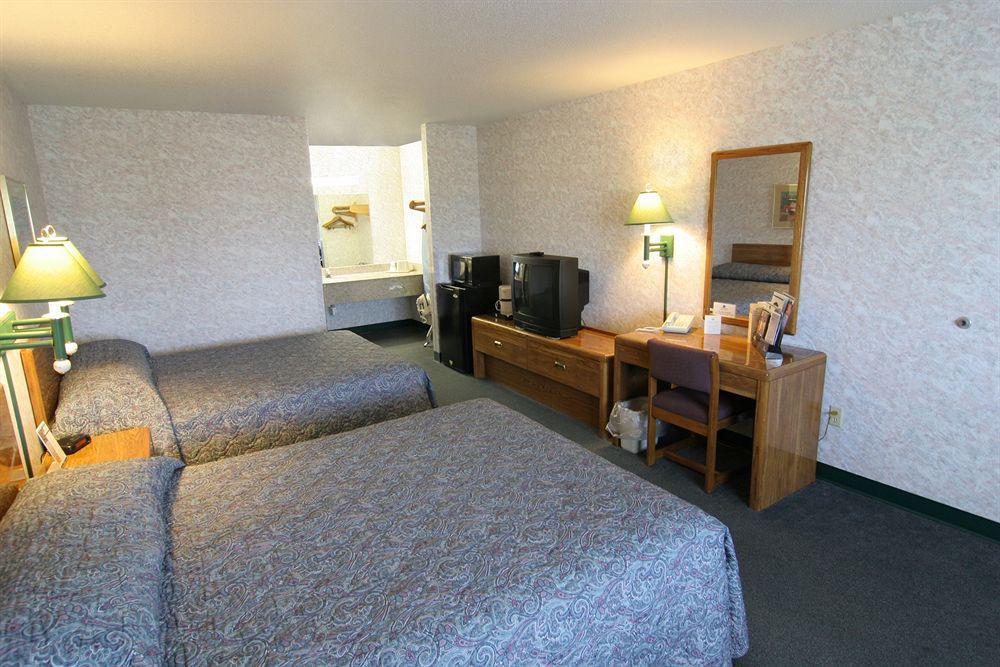Magnuson Hotel Howell/Brighton Room photo